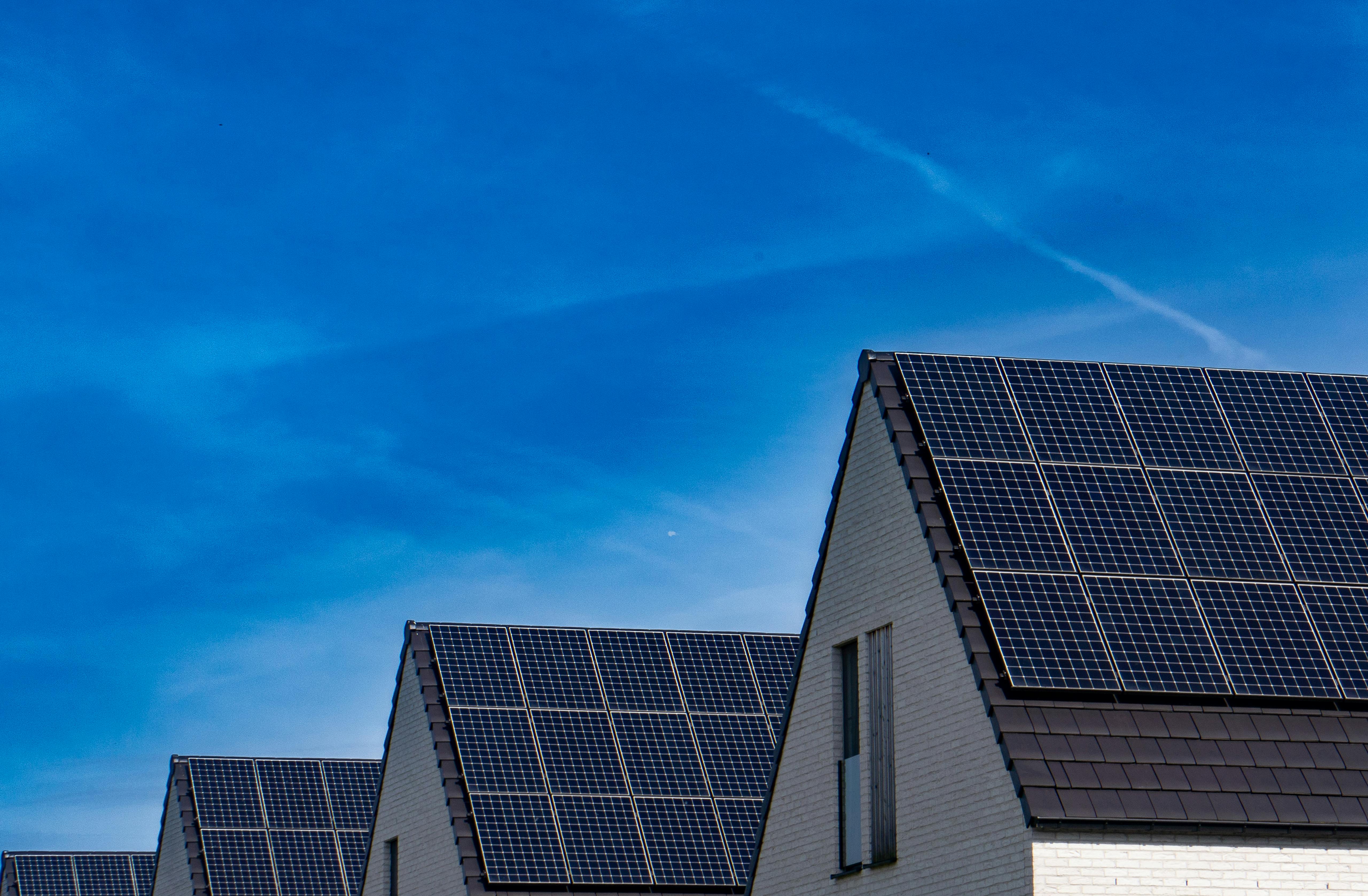 Instalación de paneles solares residenciales en techo de hogar en Chile