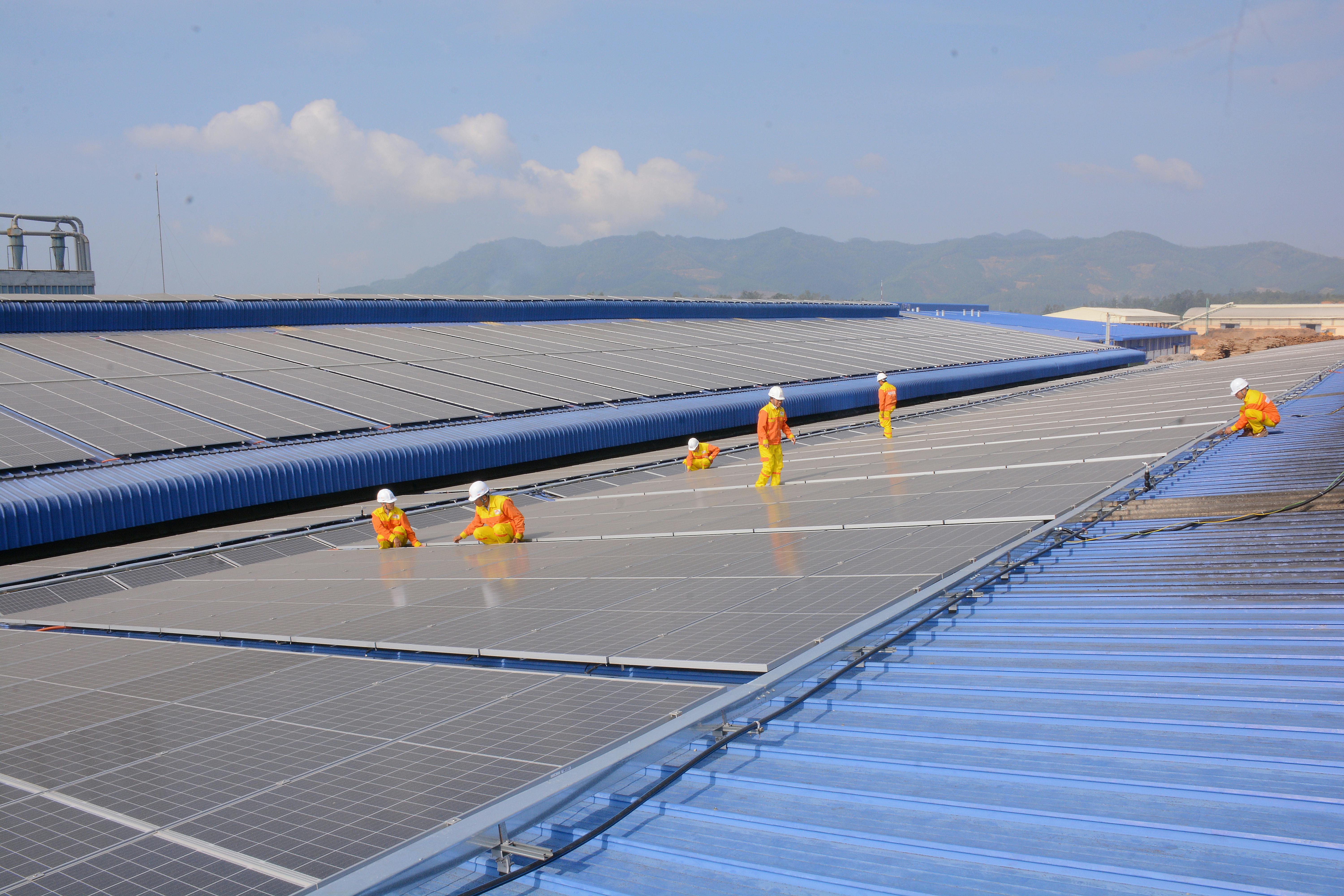 Planta de paneles solares industriales para grandes consumos energéticos